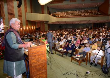 لیفٹیننٹ گورنر نے جموں وکشمیر کے بہتر ین اَساتذہ کو یونین ٹیریٹری ایوارڈوںسے نوازا