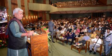 لیفٹیننٹ گورنر نے جموں وکشمیر کے بہتر ین اَساتذہ کو یونین ٹیریٹری ایوارڈوںسے نوازا
