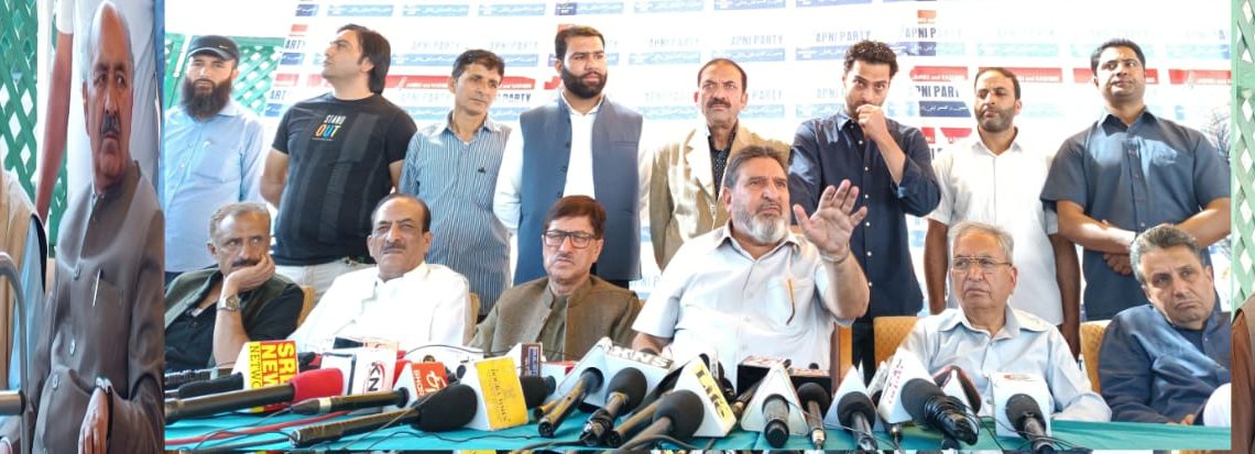 سید محمد الطاف بخاری نے شاہراہ پر پھلوں سے لدی گاڑیوں کو ترجیحی بنیادوں پر راستہ فراہم کرنے کی مانگ کی