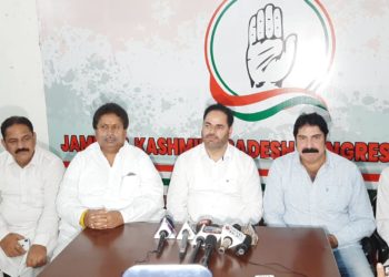 شاہراہ پر پھنسے سیب سے لدے ٹرکوں کی نقل و حرکت کو یقینی بنائیں: وقار رسول