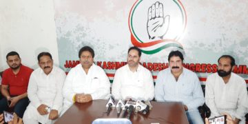 شاہراہ پر پھنسے سیب سے لدے ٹرکوں کی نقل و حرکت کو یقینی بنائیں: وقار رسول