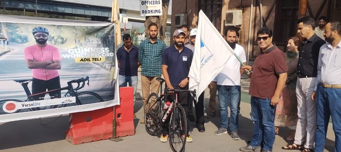 سرمد حفیظ نے عادل تیلی کی لیہہ سے منالی سائیکل یاتر ا کو سری نگر سے جھنڈی دِکھا کر روانہ کیا