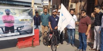 سرمد حفیظ نے عادل تیلی کی لیہہ سے منالی سائیکل یاتر ا کو سری نگر سے جھنڈی دِکھا کر روانہ کیا
