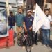 سرمد حفیظ نے عادل تیلی کی لیہہ سے منالی سائیکل یاتر ا کو سری نگر سے جھنڈی دِکھا کر روانہ کیا