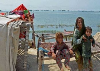 پاکستان میں سیلاب کی تباہ کاریاں، بھوک سے بچی کی ہلاکت کے بعد احتجاج