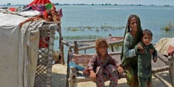 پاکستان میں سیلاب کی تباہ کاریاں، بھوک سے بچی کی ہلاکت کے بعد احتجاج