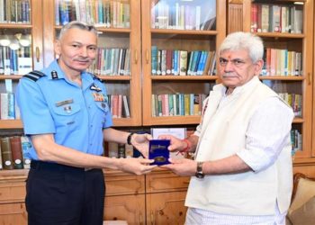 ایئر وائس مارشل پروین کیشو ووہرا نے لیفٹیننٹ گورنر سے ملاقات کی