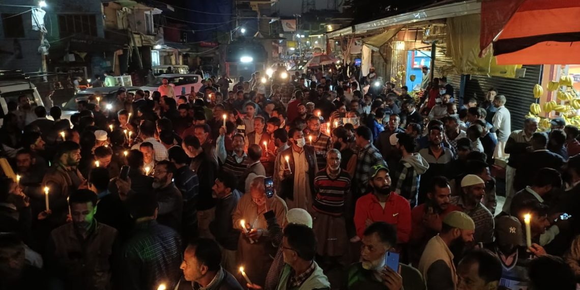 کشمیر بھر میں شہریوں نے شوپیان قتل کے خلاف کینڈل مارچ نکالا