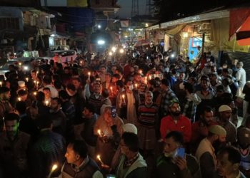کشمیر بھر میں شہریوں نے شوپیان قتل کے خلاف کینڈل مارچ نکالا