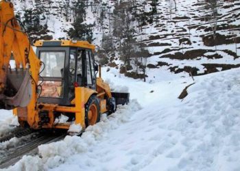 بھاری برف باری کے باعثمغل روڈ ٹریفک کیلئے مسلسل بند