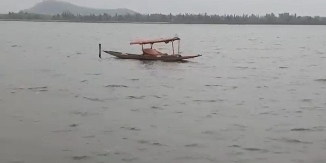 موسمی صورتحال میں تبدیلی ، وادی کے کئی علاقوں میں تیز آندھی سے خوف
