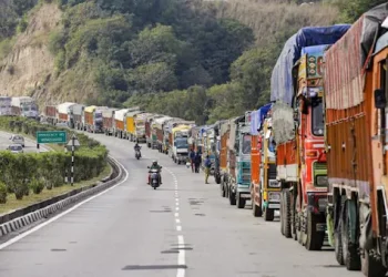 جموں سرینگر قومی شاہراہ کے بار بار بند ہونے کی وجہ سے مسافروں کو مشکلات کا سامنا