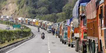 جموں سرینگر قومی شاہراہ کے بار بار بند ہونے کی وجہ سے مسافروں کو مشکلات کا سامنا