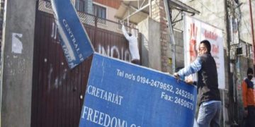 کشمیری پنڈت کے قتل کے خلاف سرینگر میں حریت دفتر کے باہر احتجاجی مظاہرہ