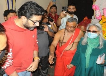 جیا بچن ابھیشیک کے ساتھ پہنچیں بھوپال، کالی باڑی میں کی پوجا ارچنا