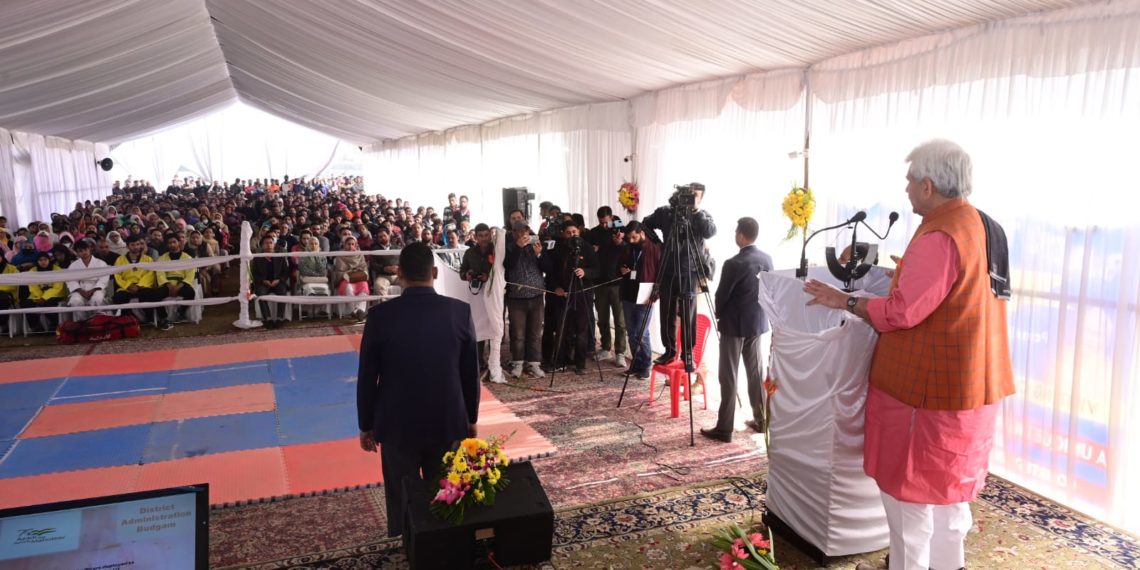 لیفٹیننٹ گورنر نے بڈگام کے شیخ پورہ میں بیک ٹووِلیج پروگرام سے خطاب کیا