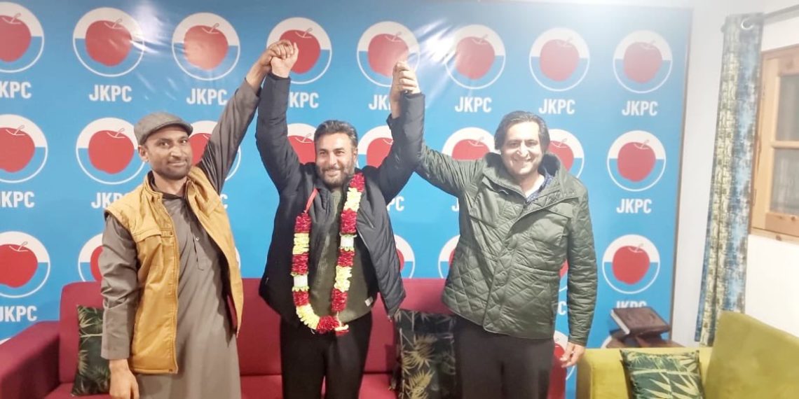 سابق سپُرانٹنڈنٹ انجینئر اور ممتاز سماجی کارکن عبدالرشید لون پیپلز کانفرنس میں شامل