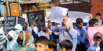 پائین شہر کے شیخ محلہ میں اسکول کو مقفل کرنے کے خلاف طلبہ اور اساتذہ کا احتجاج