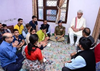 ایل جی منوج سنہا نے پورن کرشن بھٹ کے اہل خانہ سے ملاقات کی