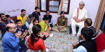 ایل جی منوج سنہا نے پورن کرشن بھٹ کے اہل خانہ سے ملاقات کی