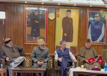 کندھے سے کندھا ملا کر، یک زبان اور یک جُٹ ہوکر سازشوں کا مقابلہ کرنا ضروری:ڈاکٹر فاروق عبداللہ