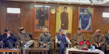 کندھے سے کندھا ملا کر، یک زبان اور یک جُٹ ہوکر سازشوں کا مقابلہ کرنا ضروری:ڈاکٹر فاروق عبداللہ
