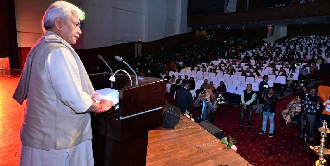 لیفٹیننٹ گورنرنے شریمتی دیوانینی وِی بدری ناتھ ایجوکیشنل ٹرسٹ کے زیر اِنتظام تین سکولوں کے مشترکہ سالانہ تقریب میں شرکت کی