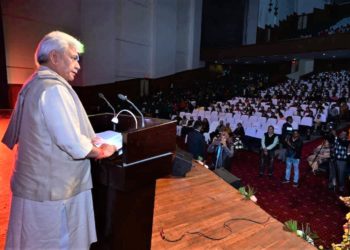لیفٹیننٹ گورنرنے شریمتی دیوانینی وِی بدری ناتھ ایجوکیشنل ٹرسٹ کے زیر اِنتظام تین سکولوں کے مشترکہ سالانہ تقریب میں شرکت کی