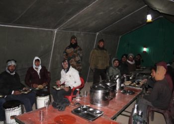 منفی درجہ حرارت میں درماندہ سیاحوں کو فوج نے مدد فراہم کی