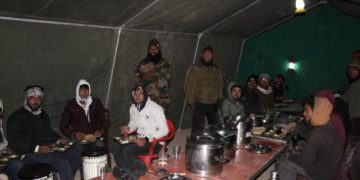 منفی درجہ حرارت میں درماندہ سیاحوں کو فوج نے مدد فراہم کی