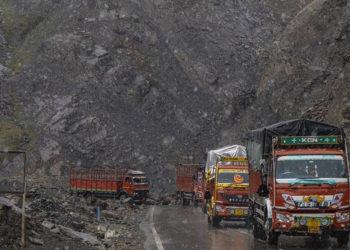 تازہ برفباری کی وجہ سے سرینگر لہیہ ،اور مغل روڈ گاڑیوں کی آمدرفت کے لئے بند