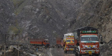 تازہ برفباری کی وجہ سے سرینگر لہیہ ،اور مغل روڈ گاڑیوں کی آمدرفت کے لئے بند