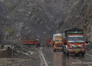 تازہ برفباری کی وجہ سے سرینگر لہیہ ،اور مغل روڈ گاڑیوں کی آمدرفت کے لئے بند
