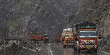 تازہ برفباری کی وجہ سے سرینگر لہیہ ،اور مغل روڈ گاڑیوں کی آمدرفت کے لئے بند
