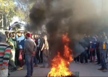 راجوری میں ایک فوجی کیمپ کے باہر دو مقامی لوگ مردہ پائے گئے، لوگوں کا احتجاج