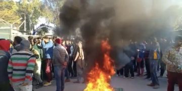 راجوری میں ایک فوجی کیمپ کے باہر دو مقامی لوگ مردہ پائے گئے، لوگوں کا احتجاج