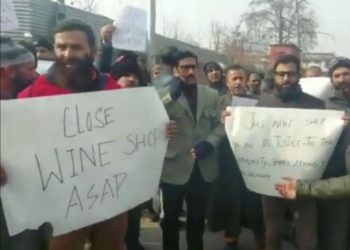 شراب دکان کھولنے کے خلاف سری نگر میں لوگوں کا احتجاج