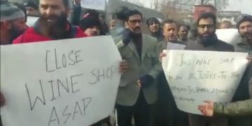شراب دکان کھولنے کے خلاف سری نگر میں لوگوں کا احتجاج