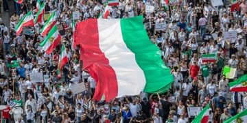 ایران میں ایک ہفتے کے اندر دو افراد کو سرعام پھانسی دی گئی، مظاہروں میں شدت