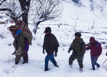 شدید برفباری  میں بھارتی  فوج نے  80 سالہ خاتون کی جان بچائی