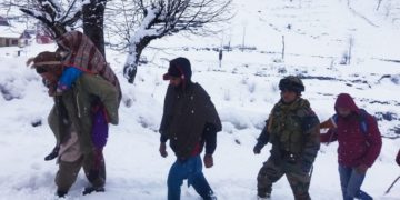 شدید برفباری  میں بھارتی  فوج نے  80 سالہ خاتون کی جان بچائی