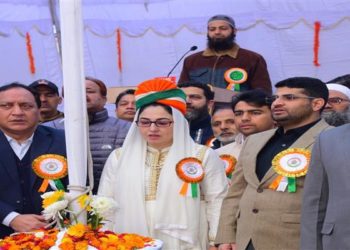 ڈاکٹر درخشاں اندرابی  نے جموں وقف ہیڈ کوارٹر پر ترنگا لہرایا