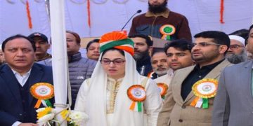 ڈاکٹر درخشاں اندرابی  نے جموں وقف ہیڈ کوارٹر پر ترنگا لہرایا