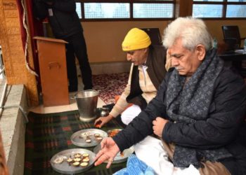 لیفٹیننٹ گورنر نے سری نگر ماتا زیشتہ دیوی مندر میں حاضری دی
