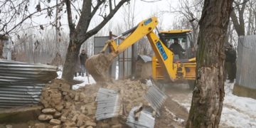 سابق ریاستی وزیر کی جانب سے زیر قبضہ 15کنال باغاتی اراضی کو آج چھڑالیا گیا