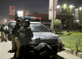 کراچی پولیس چیف کا دفتر خالی کرا لیا گیا، 3 دہشت گردوں سمیت 7 ہلاک، 19 زخمی
