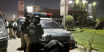 کراچی پولیس چیف کا دفتر خالی کرا لیا گیا، 3 دہشت گردوں سمیت 7 ہلاک، 19 زخمی
