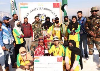آرمی نے کپواڑہ میں خواتین کے سنو کرکٹ ٹورنامنٹ کا انعقاد کیا
