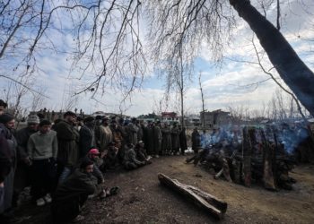 پلوامہ میں مسلمانوں نےمقتول کشمیری پنڈت کی ارتھی کو کاندھا دیا