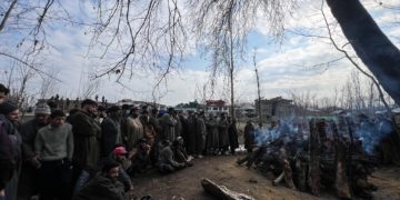 پلوامہ میں مسلمانوں نےمقتول کشمیری پنڈت کی ارتھی کو کاندھا دیا